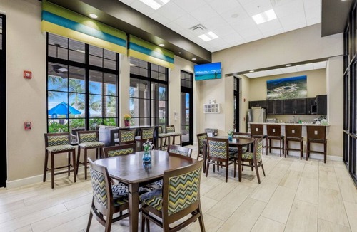 Naples Condo | Beachy Condo in Artesia | Pool, Gym & Pickleball