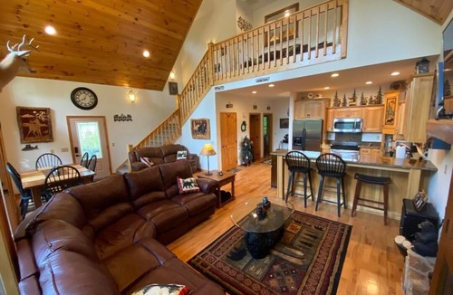 Topton Cabin | BEARADISE CABIN AT NANTAHALA LAKE 3-BEDROOMS 2-BATH SLEEPS 10 PEOPLE
