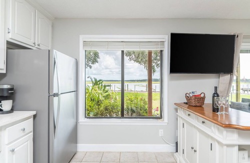 Shell Point Condo | Beaufort's Blue Heron Hideaway on Battery Creek