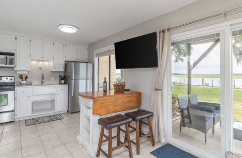 Shell Point Condo | Beaufort's Blue Heron Hideaway on Battery Creek