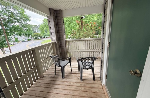 Greenbrier West Apartment | Beautiful 2-bedroom entire apartment central to everything!