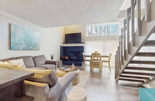 Harbor Springs Condo | Beautiful 2B/2B Harbor Springs Condo Just 6 Mi to Lake Michigan!