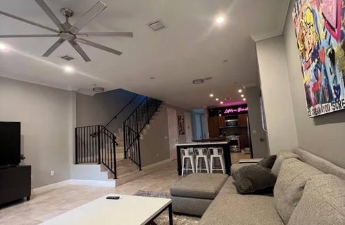 Croissant Park House | Beautiful 3 bedroom Townhome near Fort Lauderdale Beach, Airport, and Los Olas !