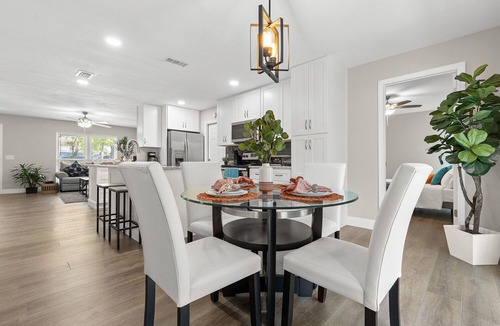 Seffner Community Alliance House | Beautiful 5 Beds, Fast Wifi/TV, Washer/Dryer
