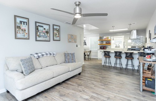 Dacula House | Beautiful Farm House Near Event Venues - Full Kitchen, Firepit & Grill!
