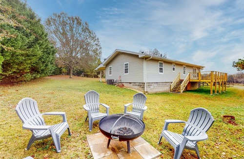 Dacula House | Beautiful Farm House Near Event Venues - Full Kitchen, Firepit & Grill