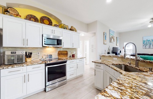 Lakewood Park House | Beautiful Fort Pierce Beachside House — Dog-Friendly, Fenced-In Backyard & Prime Location! 🌴