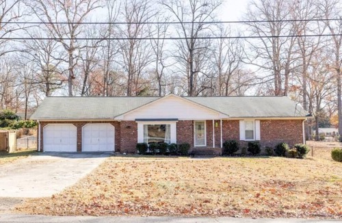 Taylors House | Beautiful Home. W/Hot Tub. Open Floor Plan.