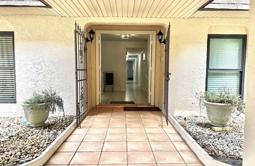 Altamonte Springs Villa | Beautiful Lakefront Home w/Pool in delightful Altamonte Springs