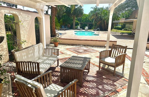 Altamonte Springs Villa | Beautiful Lakefront Home w/Pool in delightful Altamonte Springs