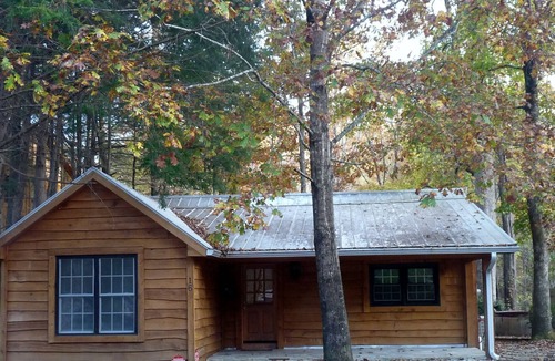 Cleveland Cabin | Beautiful mountain home with Hot tub, deck right up to riverfront.