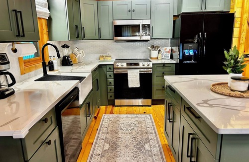 Cashiers House | Beautiful newly renovated modern mountain cabin 8 min from downtown w/club