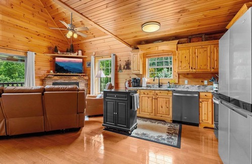 Sevierville Cabin | Beautiful Open Views, Very Private, Deck Gas Fireplace on all year & more!