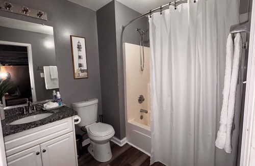 Evans House | BEAUTIFUL REMODELED 2 BEDROOM TOWNHOUSE WITH Wifi Self Check in and Smart Tvs