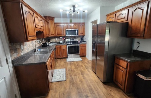 Snowden District House | Beautiful, Spacious 5-Bedroom Family Home in Southaven