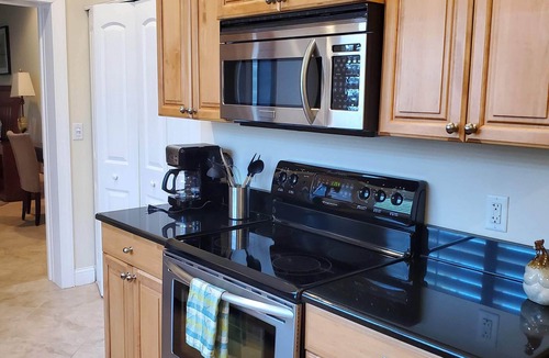 Venice Apartment | Beautiful Venice Island Apartment right on Venice Ave. - Shop, Beach & Eat!