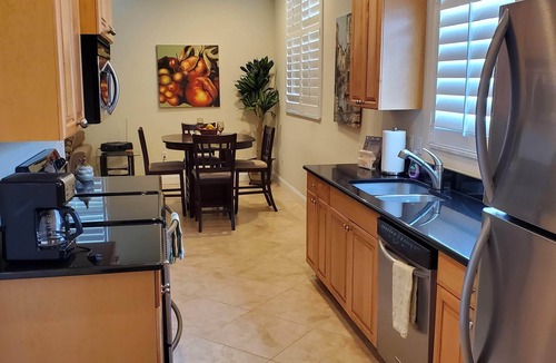 Venice Apartment | Beautiful Venice Island Apartment right on Venice Ave. - Shop, Beach & Eat!
