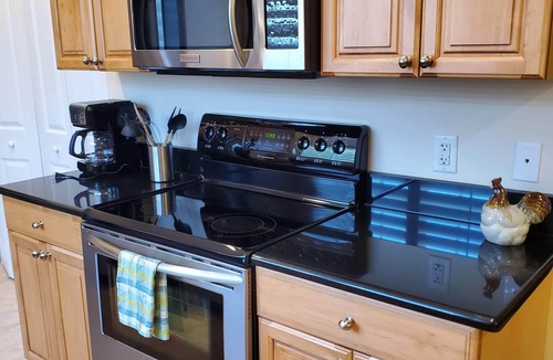 Venice Apartment | Beautiful Venice Island Apartment right on Venice Ave. - Shop, Beach & Eat!