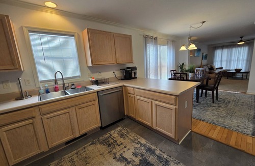 Charleston House | Beautifully Furnished Townhouse on James Island, 3 minutes to Downtown.