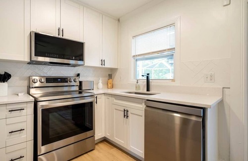 North East Park House | Beautifully Renovated 3BR Pool House in ideal location