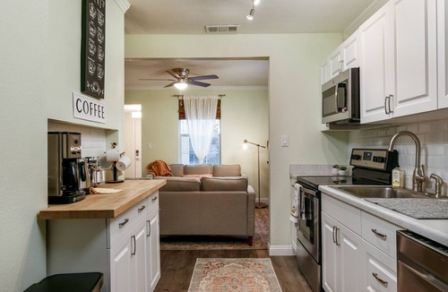 St. Petersburg Cottage | Beautifully restored Cottage -Pet friendly - firepit & gazebo -Centrally located