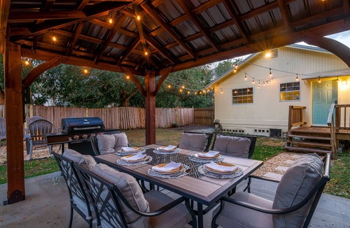 St. Petersburg Cottage | Beautifully restored Cottage -Pet friendly - firepit & gazebo -Centrally located