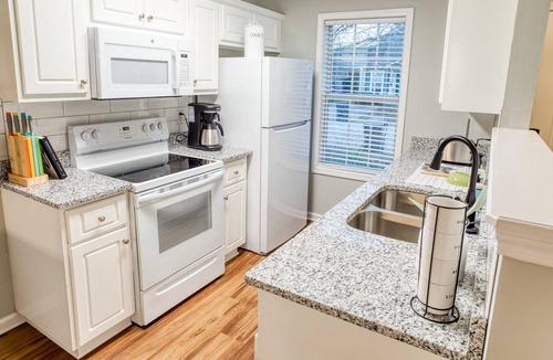 Evans Condo | Beryl Suites: An Upscale Monthly Retreat near Golf/Medical