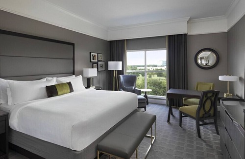 Ballantyne House | Best Room with Park Views! Restaurant & Bar