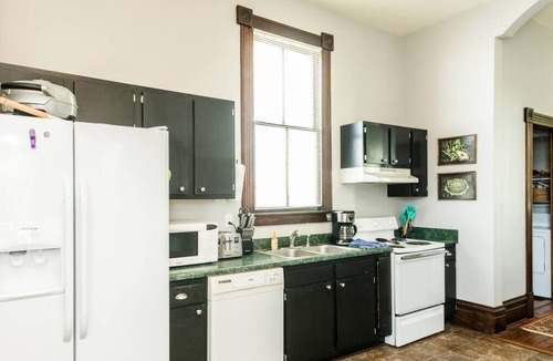 Savannah Victorian District House | Big Blue House Upper- Near Forsyth Park - Sleeps 8