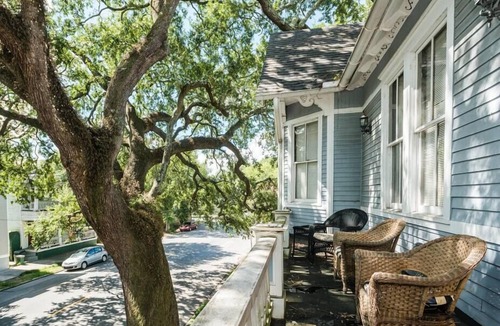 Savannah Victorian District House | Big Blue House Upper- Near Forsyth Park - Sleeps 8