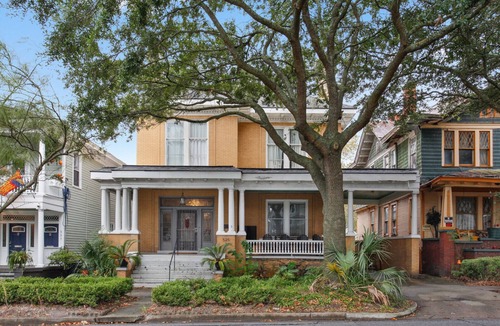 Dixon Park House | Big Yellow Brick House - Victorian District - Sleeps 8