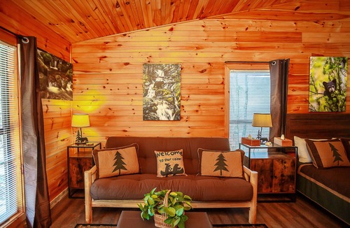 Benton Hotel | Bigfoot Lodge Room One