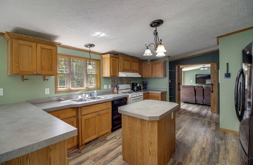 Puposky Cabin | Birch Haven Resort Cabin w/Deck: Boating On-Site