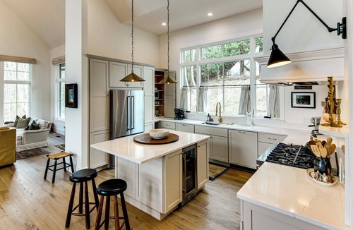 Glenville House | 'Black Chalet' Mtn-View Home w/Deck in Glenville!