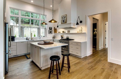 Glenville House | 'Black Chalet' Mtn-View Home w/Deck in Glenville!