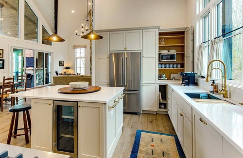 Glenville House | 'Black Chalet' Mtn-View Home w/Deck in Glenville!