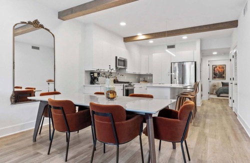 Castleberry Hill Apartment | Bleau Vine Suite Minutes away from Mercedes Benz