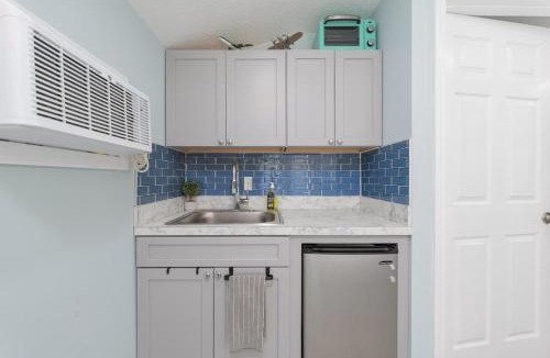 Avondale Hotel | Blue Palm Cottage - Team Joseph Ellen