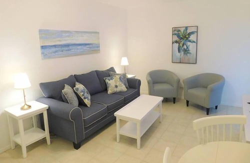 Coral Ridge Condo | Blue Parrot Inn #2- 1/1 Heated Pool 1 MI to Beach