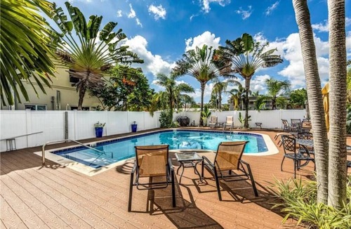Coral Ridge Condo | Blue Parrot Inn #3- 1/1 Heated Pool 1 MI to Beach