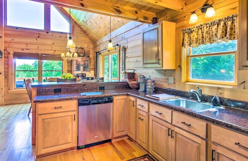 Vein Mountain Cabin | Blue Ridge Mountain Gem w/Deck & Community Perks