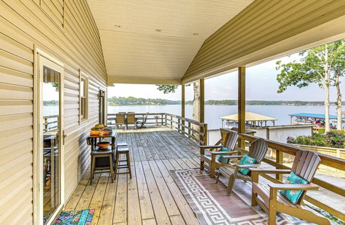 Cross Hill Cottage | Boat Ramp & Dock: Lake Greenwood Getaway!