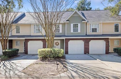 Charleston House | Boho Ferry- Mins from Credit One- Pet Friendly