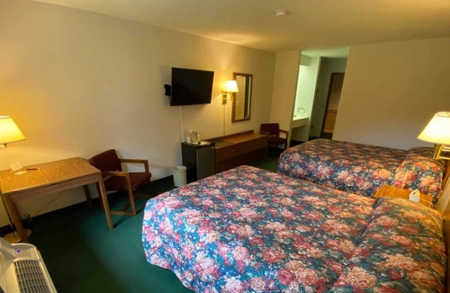 Boulder Junction Hotel | Boulder Bear Motor Lodge - Two Queen Beds 106 Back