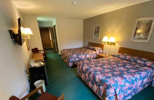 Boulder Junction Hotel | Boulder Bear Motor Lodge - Two Queen Beds 106 Back
