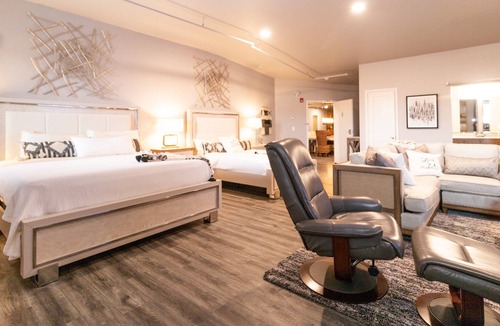 Seneca Apartment | Boutique hotel in historic downtown Seneca. Room #2 Owners Suite. Q/K combo.