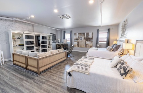 Seneca Bed & Breakfast | Boutique hotel in historic downtown Seneca. Room #2 Owners Suite. Q/K combo.