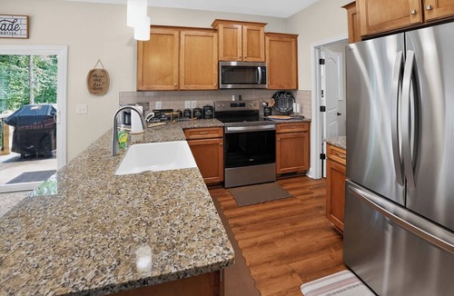West Union House | Brand NEW Guest Cabin on deep water cove on Beautiful Lake Keowee in West Union.