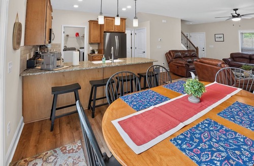 West Union House | Brand NEW Guest Cabin on deep water cove on Beautiful Lake Keowee in West Union.