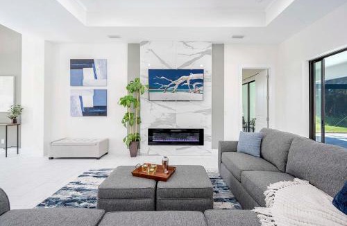 Trafalgar House | Brand New Home! On Intersecting Canals, Pool, Sleeps 8 - Villa SeaDuction